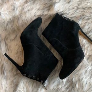 Vince Camuto Bustell black suede booties 6.5